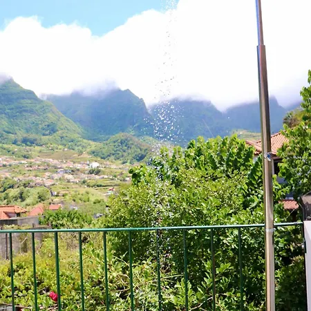 Mit Bergblick Und Surfen In Der Naehe São Vicente
